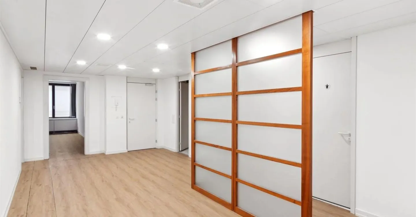 Modern Office Space in Geneva - Photo 2 of 7