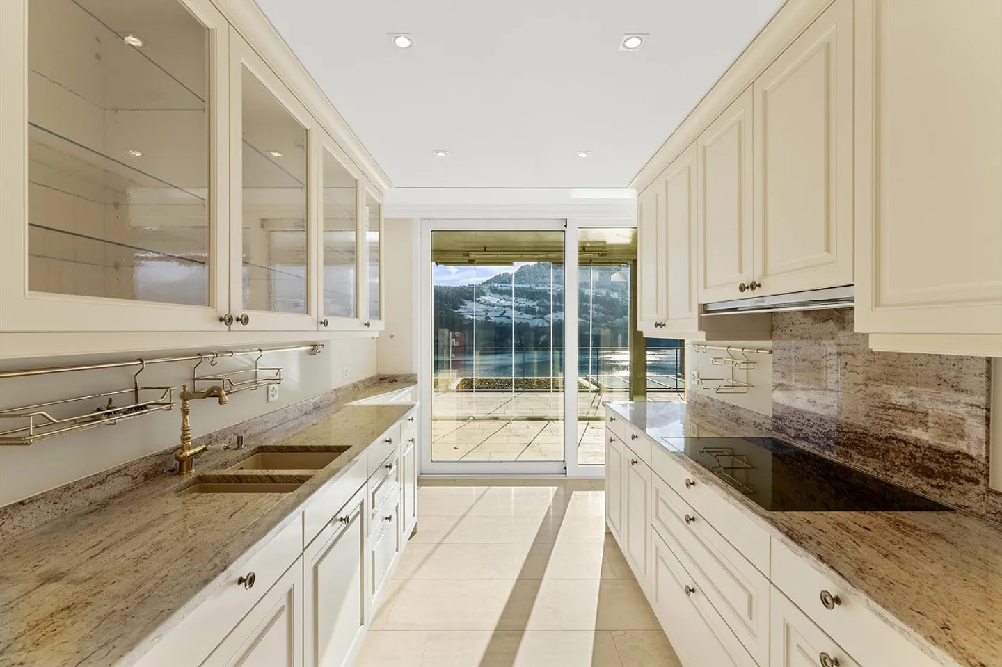 Appartamento duplex di 5,5 stanze in una posizione tranquilla a Brunnen - Foto 6 di 19