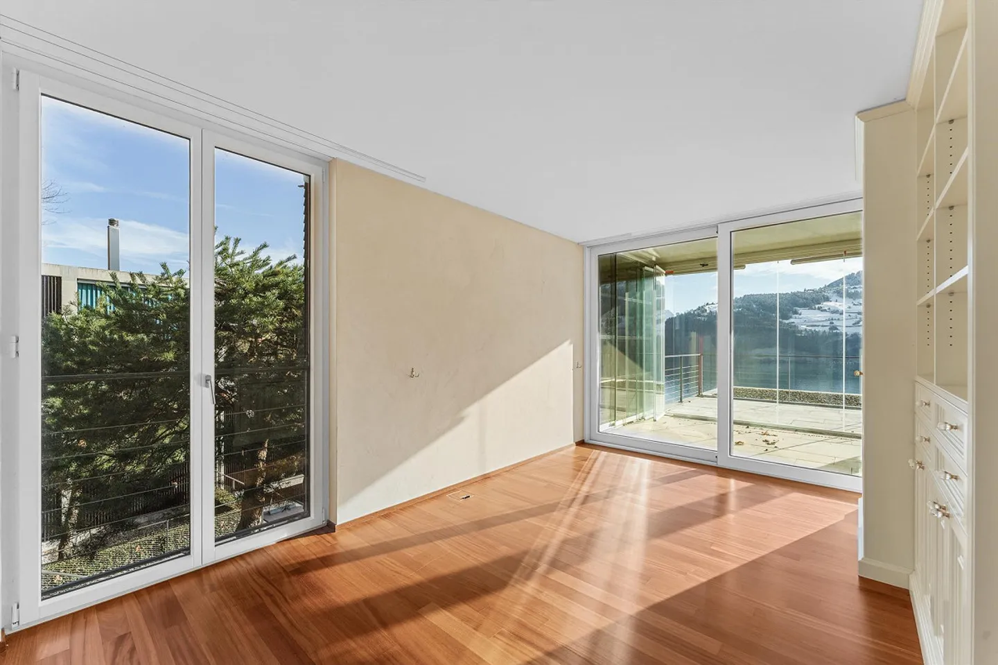 Appartamento duplex di 5,5 stanze in una posizione tranquilla a Brunnen - Foto 7 di 19