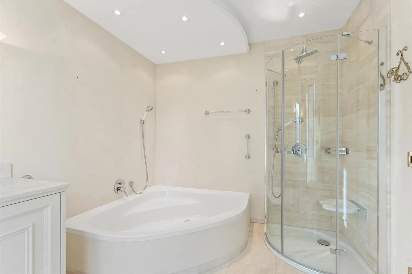 Appartamento duplex di 5,5 stanze in una posizione tranquilla a Brunnen - Foto 10 di 19