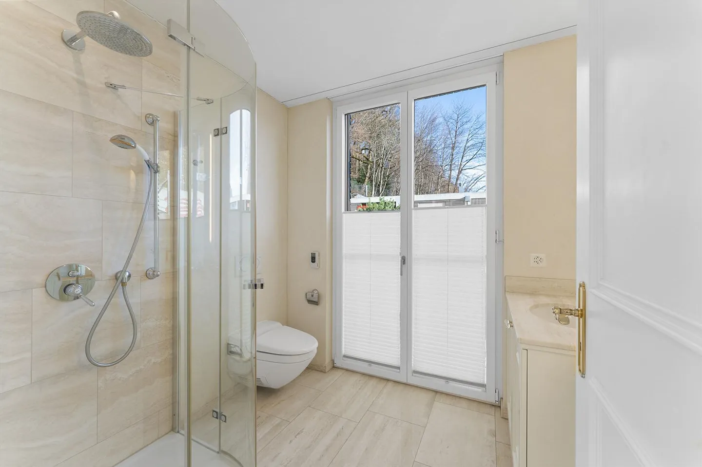 Appartamento duplex di 5,5 stanze in una posizione tranquilla a Brunnen - Foto 8 di 19