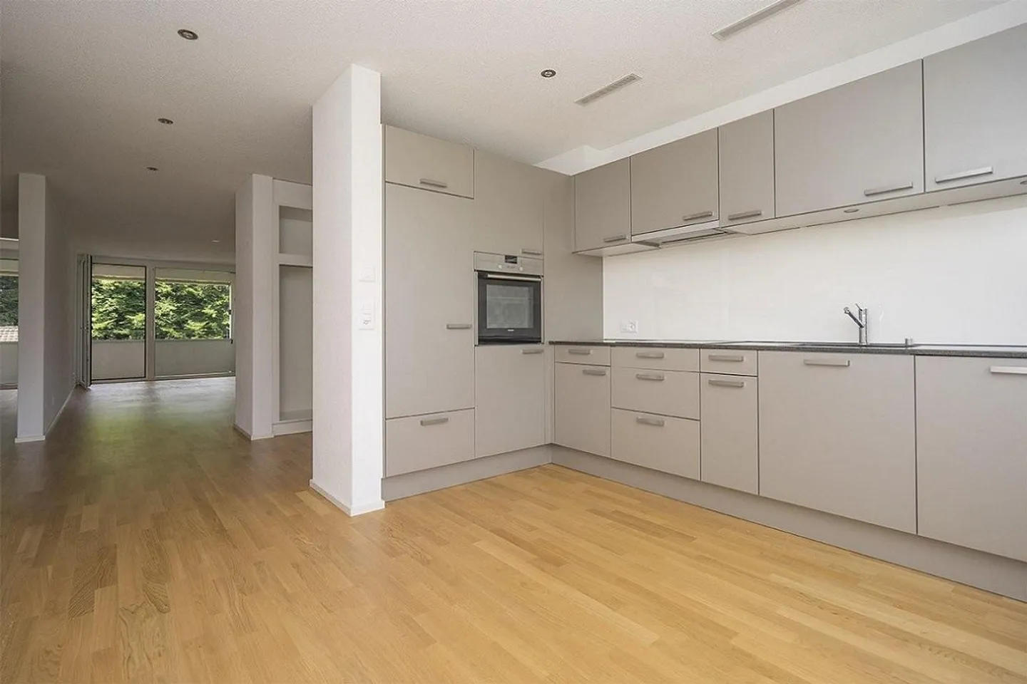 Spacious 4.5-room apartment for rent - Photo 2 of 9