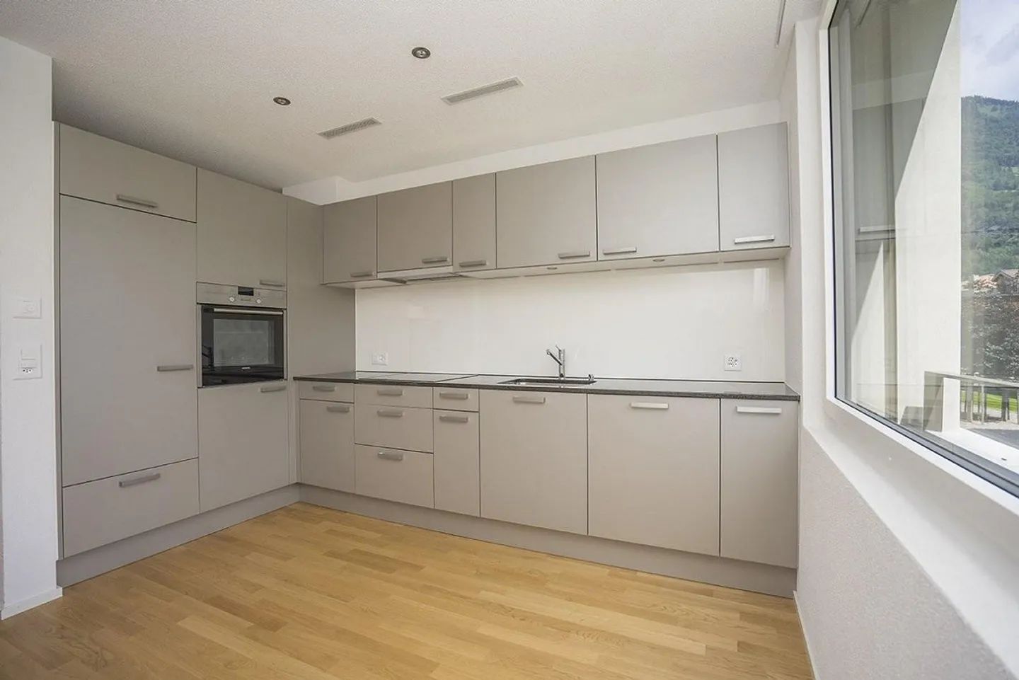 Spacious 4.5-room apartment for rent - Photo 3 of 9