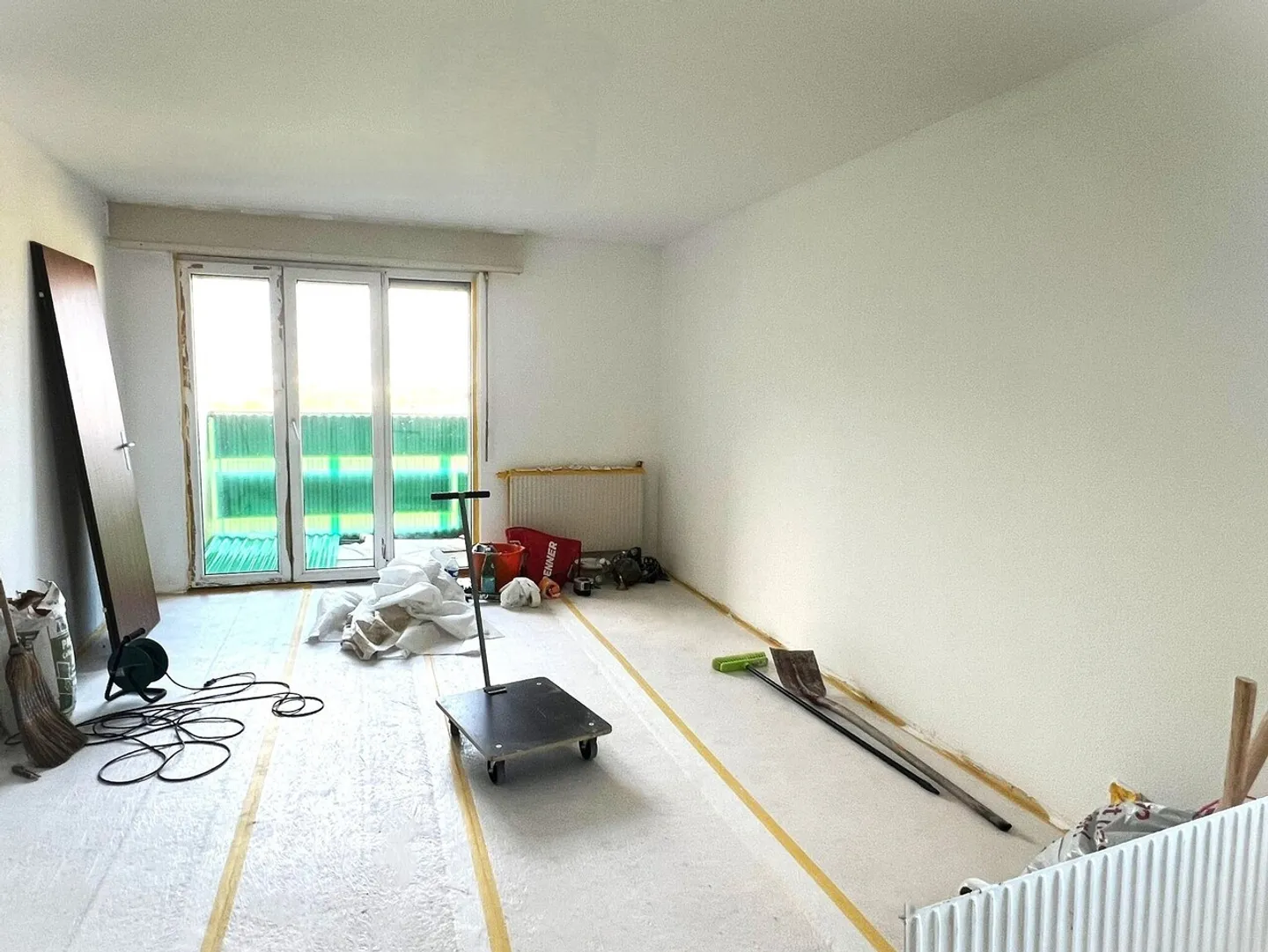 Bright attic apartment with 2.5 rooms and panoramic view, ideal for investors - Photo 2 of 8