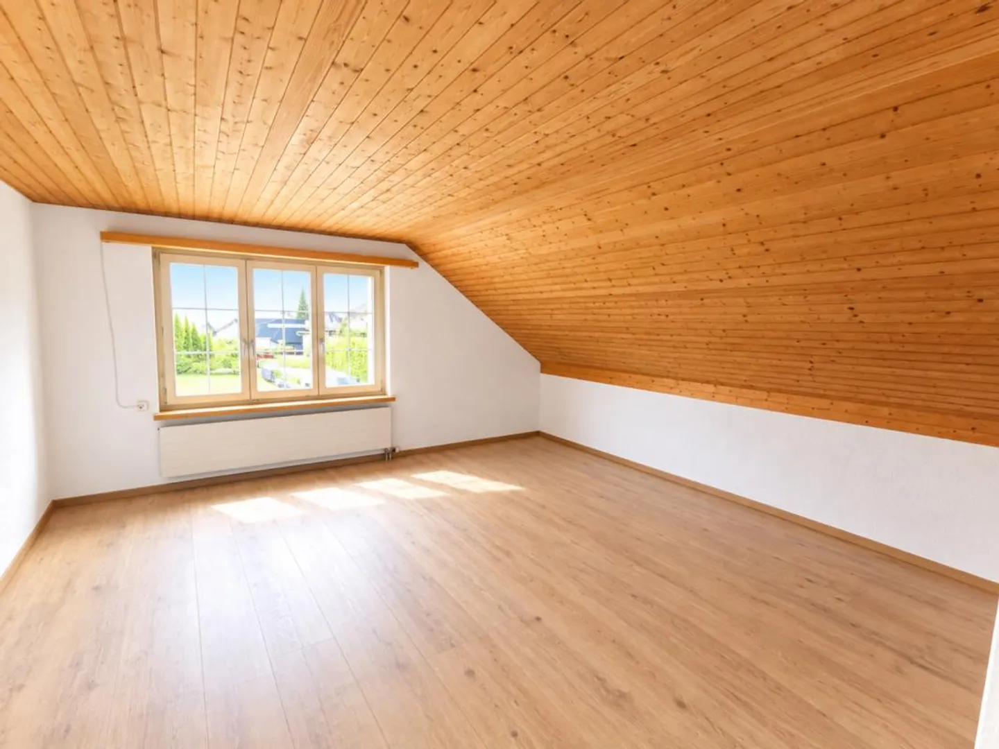 Ampio appartamento mansardato di 3,5 locali con vista sul Bichelsee! - Foto 5 di 6