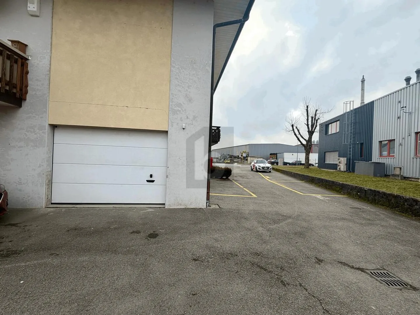 Espace Bureau avec Porte de Garage - Photo 3 sur 4