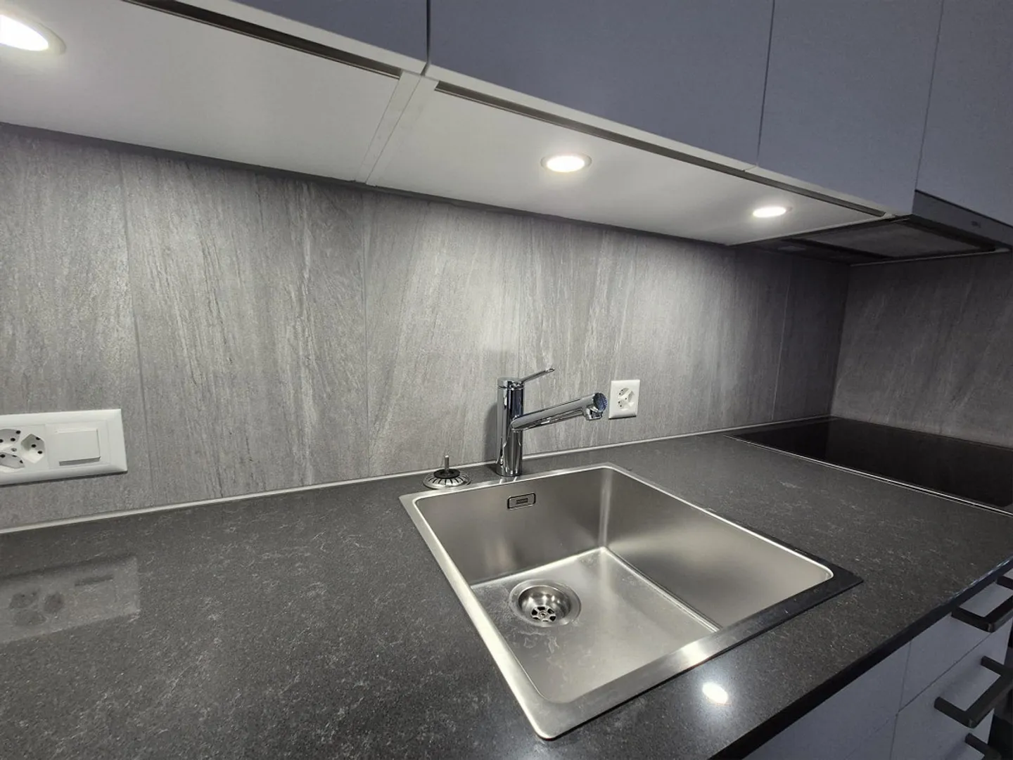 Appartamento attico ristrutturato di 4 stanze in quartiere familiare - Foto 13 di 18