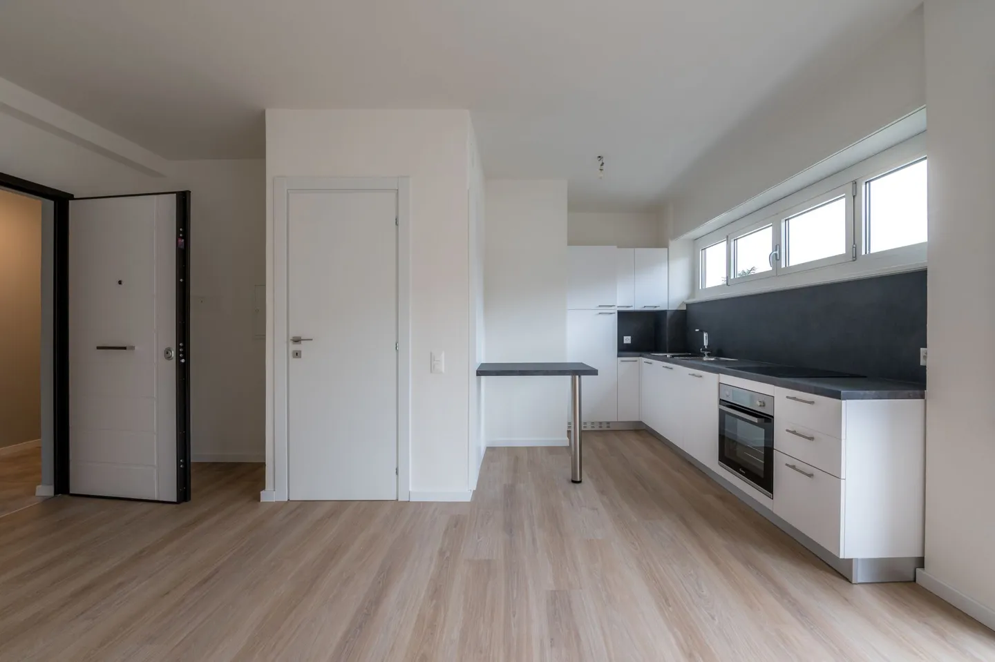 9100, Solatia 1, Lugano, Corso Elvezia, Apartment 155 - Photo 5 of 12