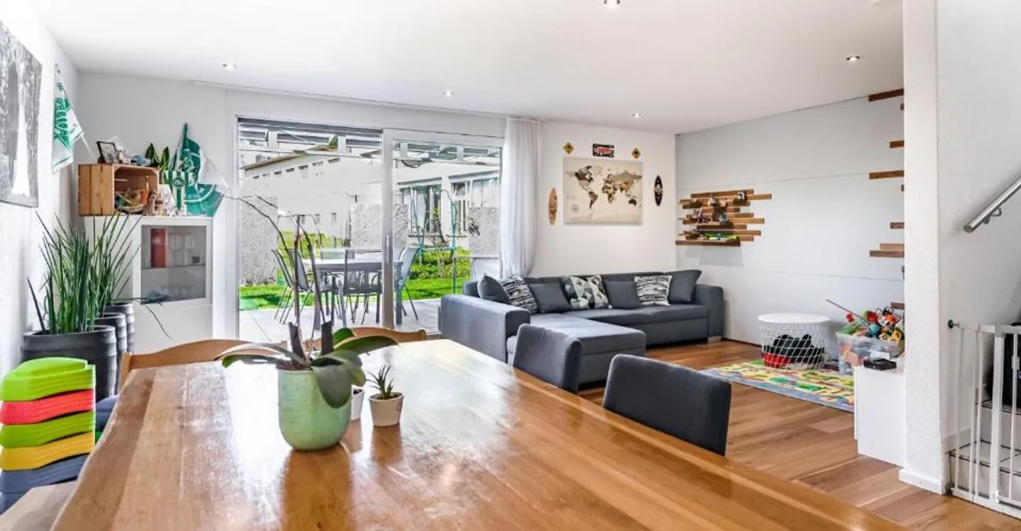 Exclusive 6.5-room terraced single-family house in Amriswil - Photo 3 of 10