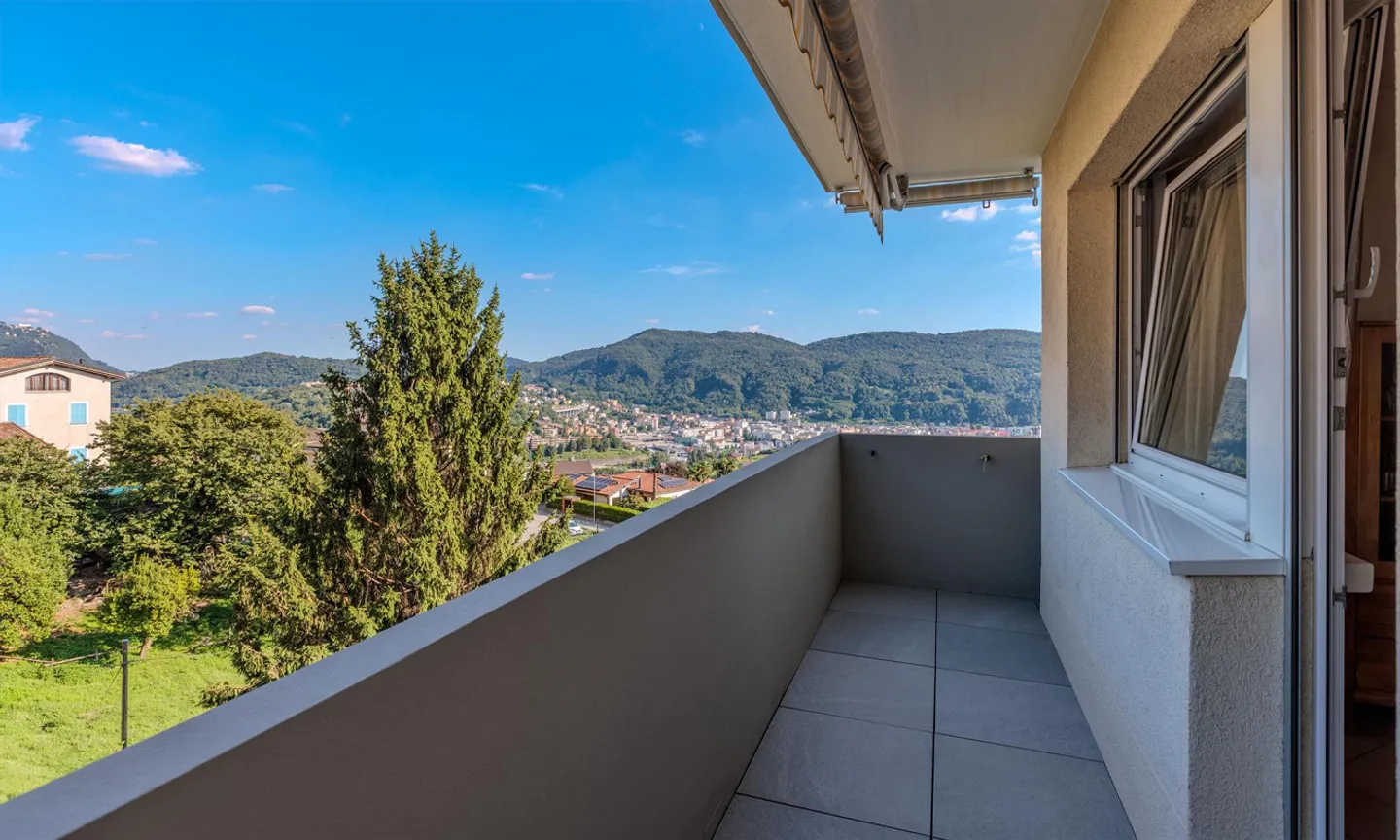 BEAUTIFUL 4.5 ROOMS WITH 2 BALCONIES AND GARAGE IN MORBIO INFERIORE - Photo 2 of 9