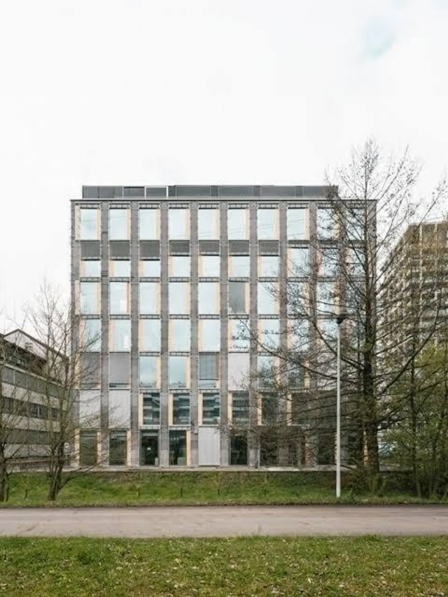 Places de stationnement disponibles à louer immédiatement - Photo 2 sur 2