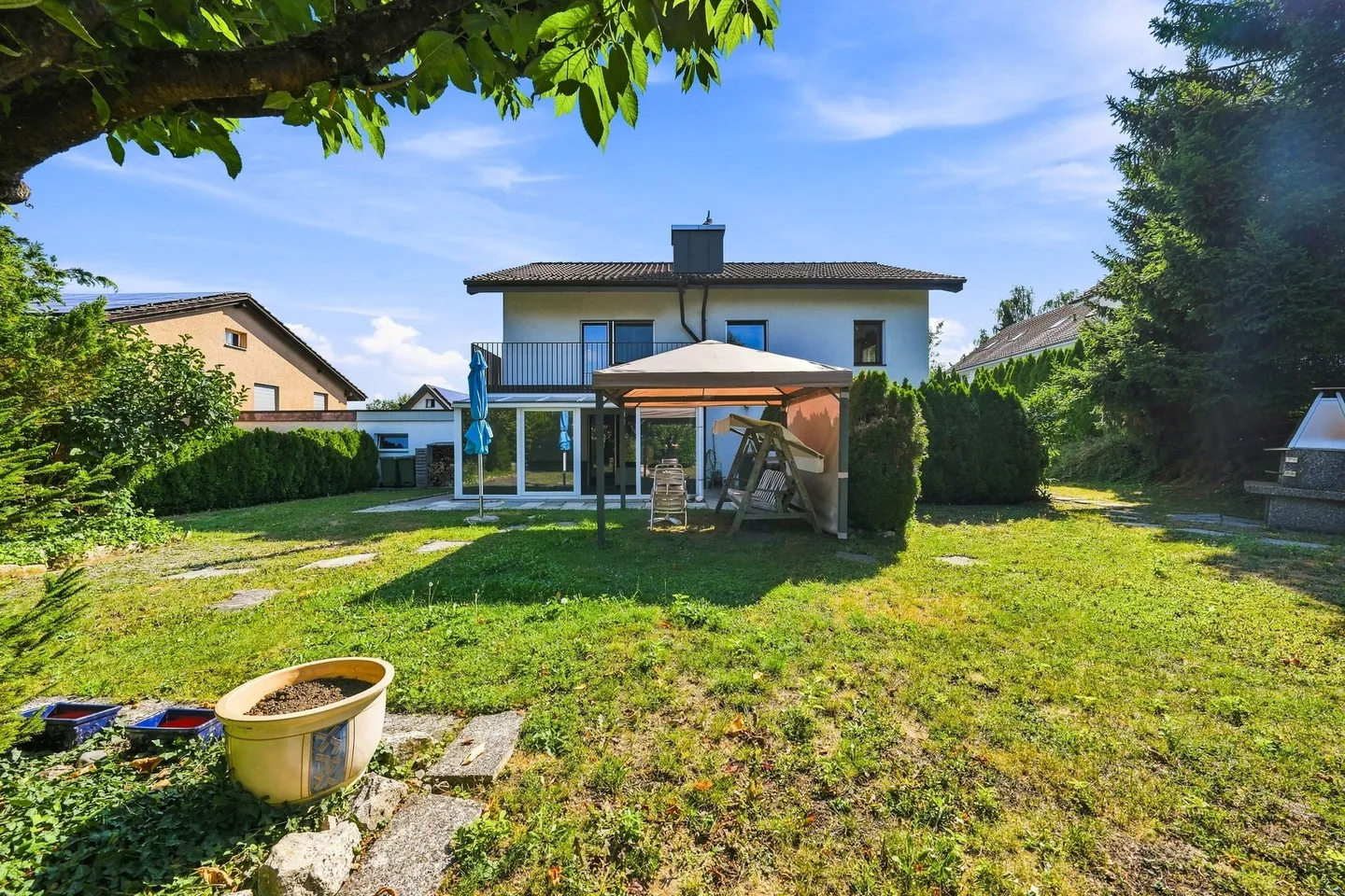 Family house with a dream garden - Photo 12 of 12