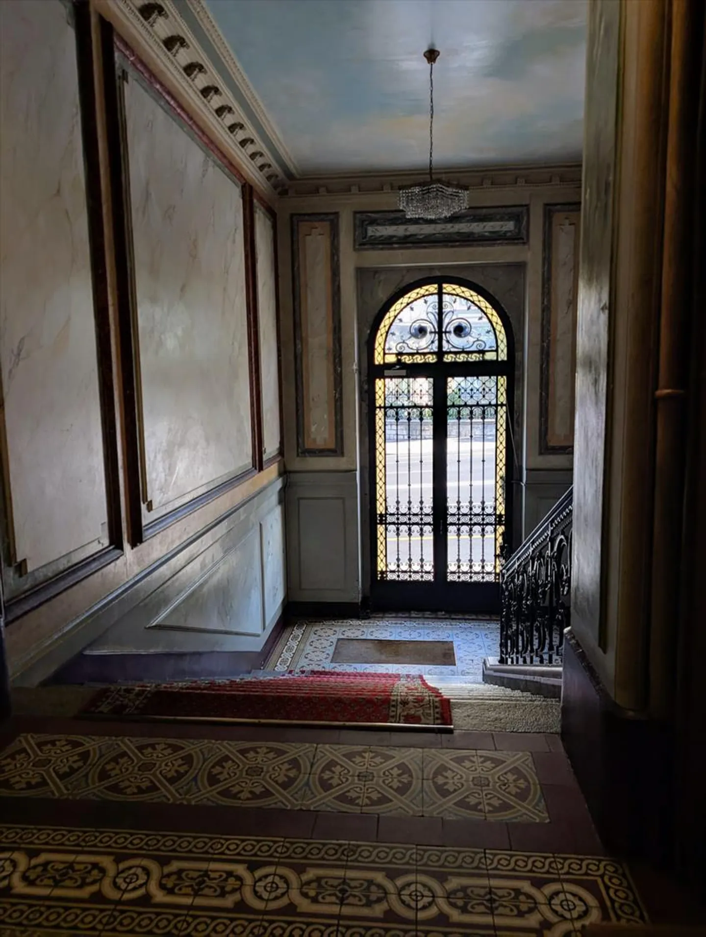 Magnifique appartement de 6 pièces au 2ème étage, rénové, au cœur du quartier des Tranchées et à proximité de toutes les commodités. - Photo 2 sur 8