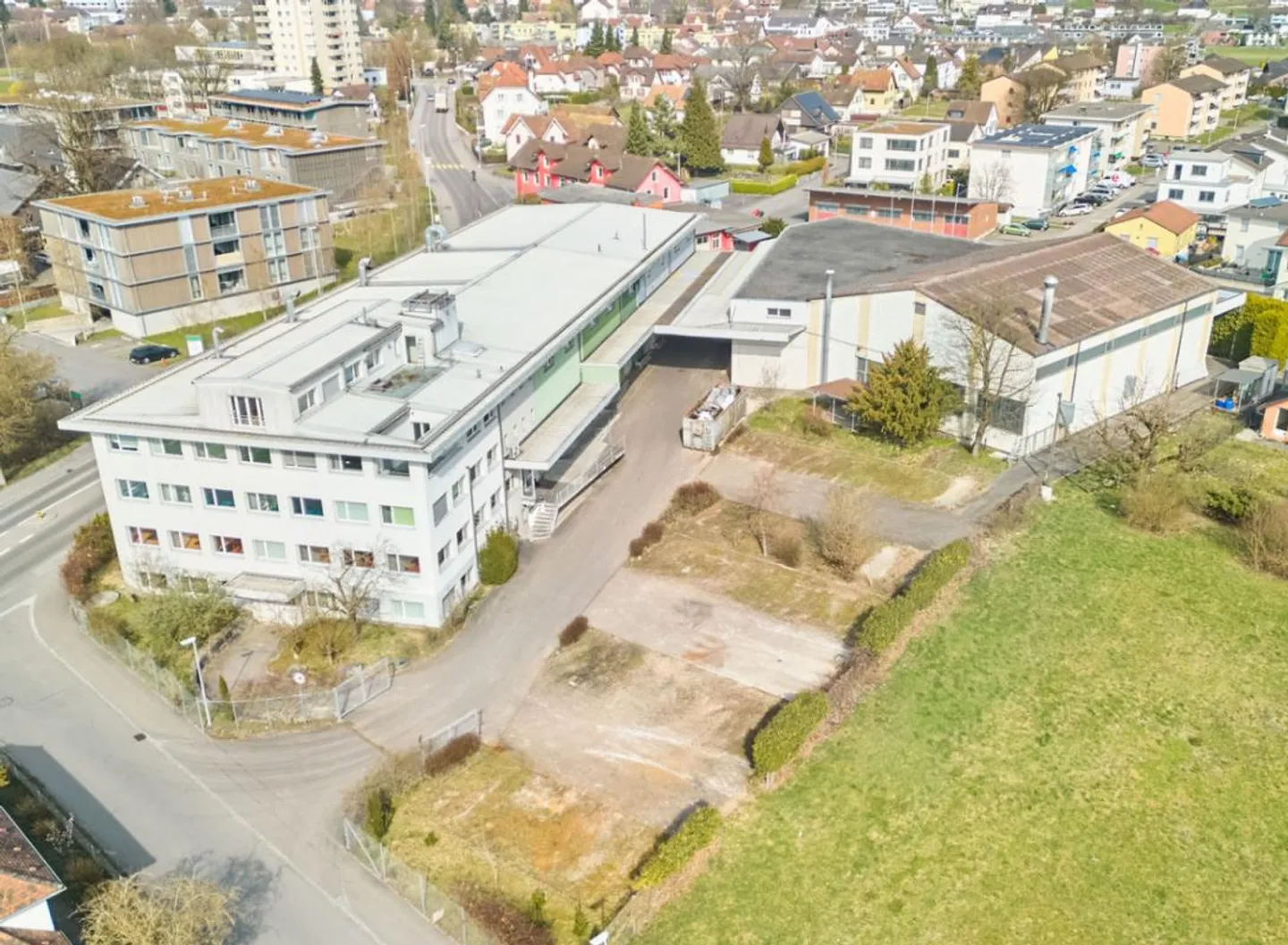 Bâtiment de bureaux, commercial et d'entrepôt - Photo 1 sur 12