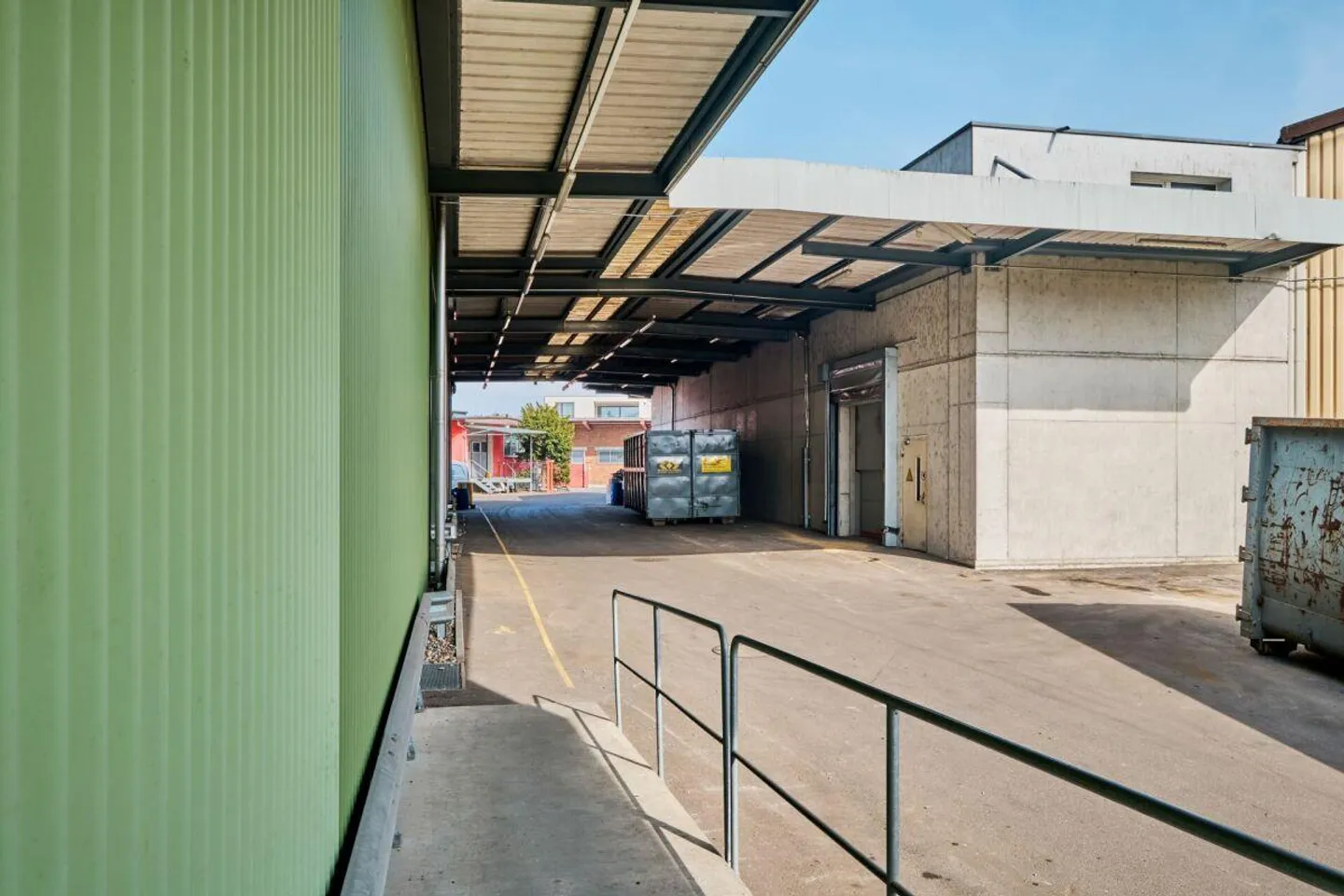 Bâtiment de bureaux, commercial et d'entrepôt - Photo 6 sur 12