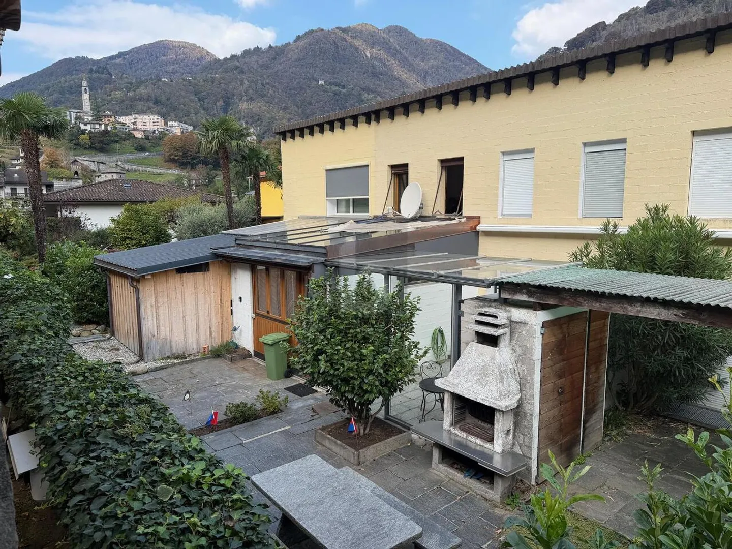 Casa luminosa su due piani con cortili - Foto 2 di 5