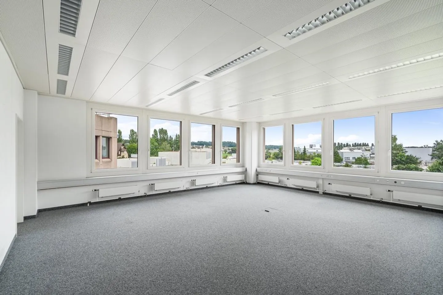 Attractive office space with flexible uses - Photo 3 of 10