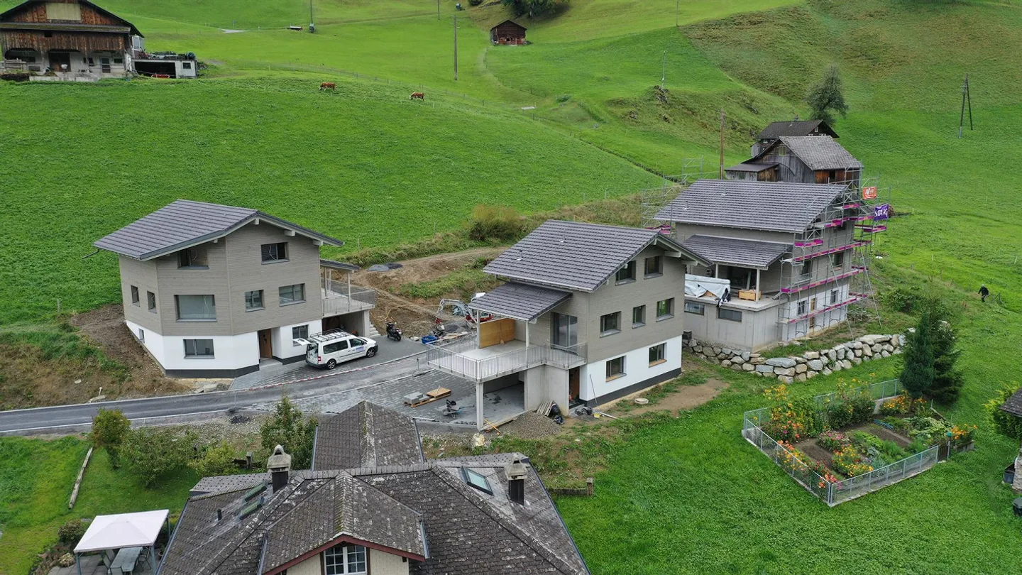 Maison individuelle neuve en bois de lune d'Urner dans un endroit calme - Photo 2 sur 8