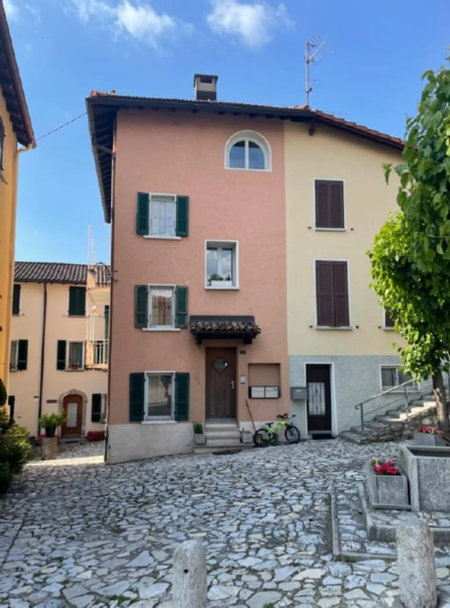 DUPLEX 3 PIÈCES AVEC VUE SUR LE LAC - RÉSIDENCE SECONDAIRE POSSIBLE - Photo 1 sur 9