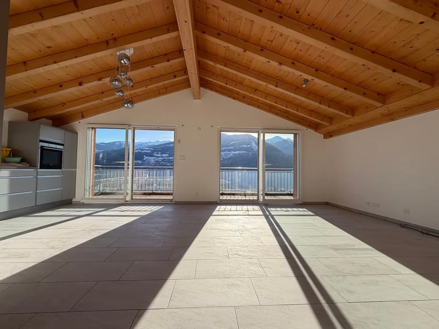 Wunderschöne 3,5-Zimmer-Wohnung mit atemberaubendem Blick in Chamoson/VS - Foto 2 von 13