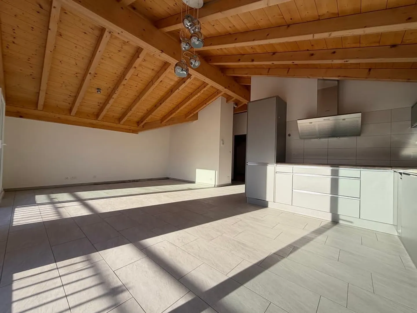 Wunderschöne 3,5-Zimmer-Wohnung mit atemberaubendem Blick in Chamoson/VS - Foto 3 von 13