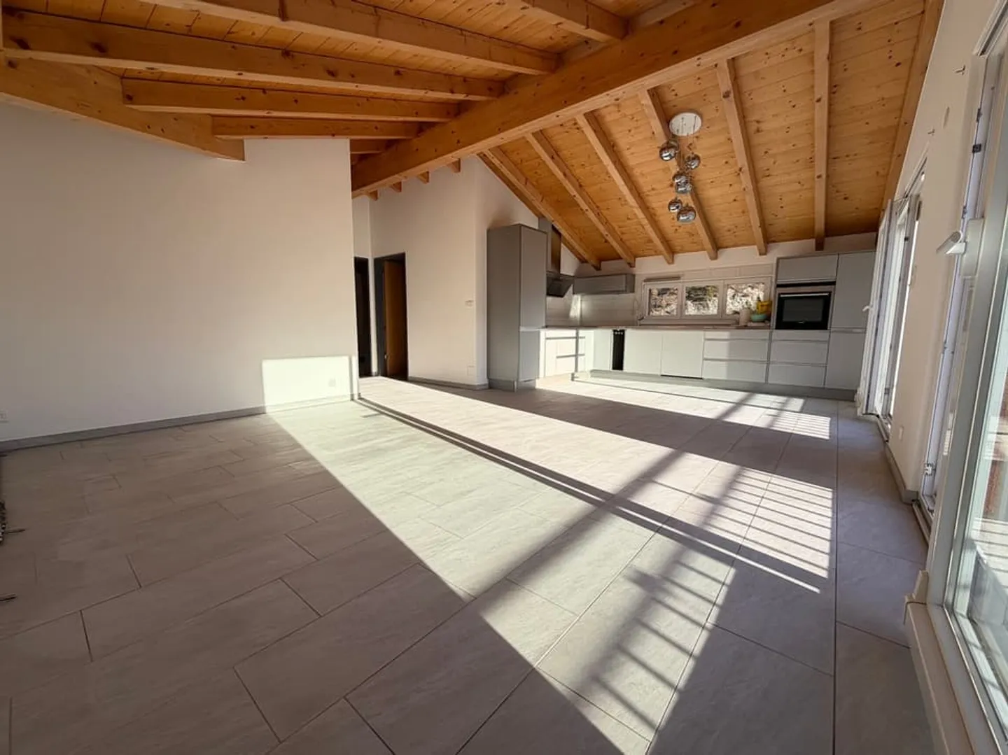 Wunderschöne 3,5-Zimmer-Wohnung mit atemberaubendem Blick in Chamoson/VS - Foto 4 von 13