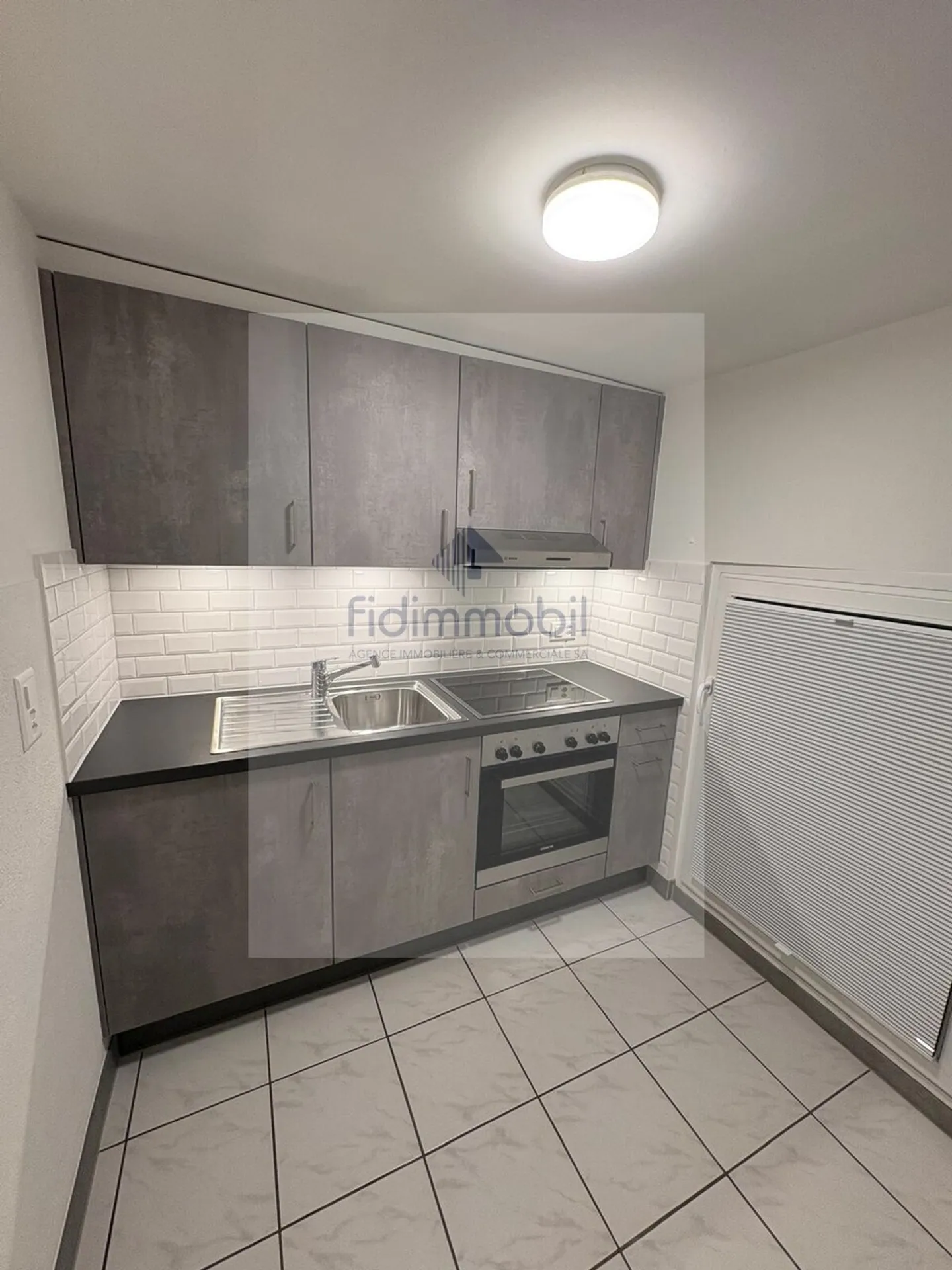 Studio à louer - Photo 2 sur 14