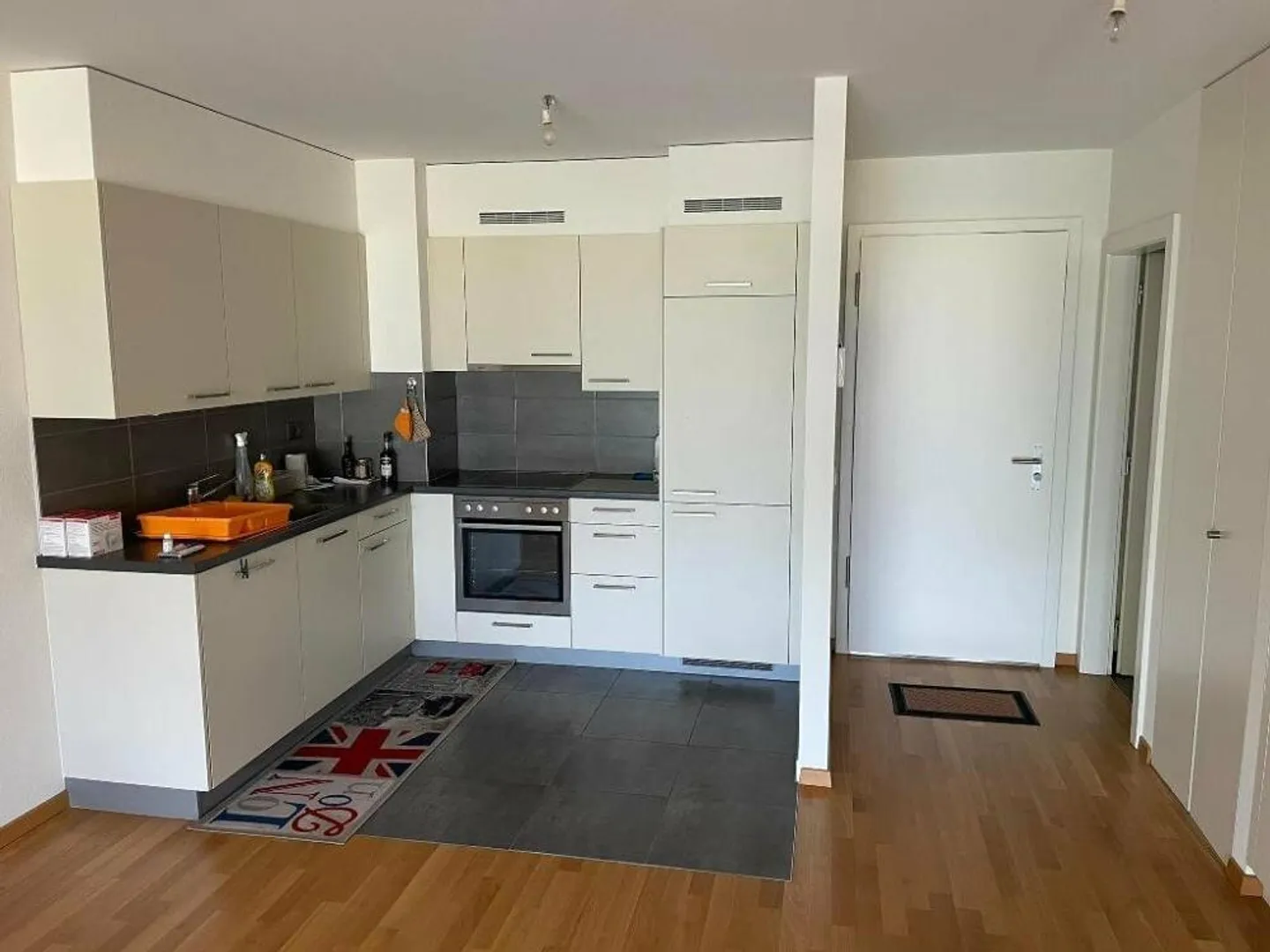 BEAUTIFUL 2.5 ROOM APARTMENT WITH LARGE BALCONY - Photo 3 of 7