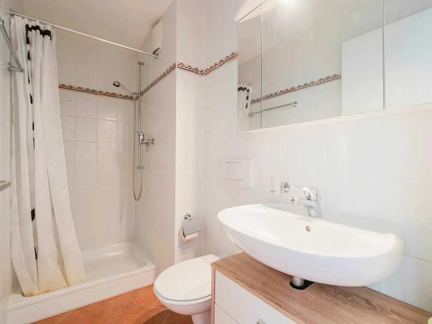 Stylish 1.5-room apartment in Lugano – with indoor pool, sauna, and fitness area - Photo 7 of 13