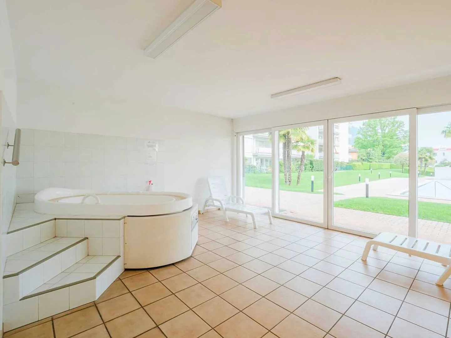 Stylish 1.5-room apartment in Lugano – with indoor pool, sauna, and fitness area - Photo 9 of 13