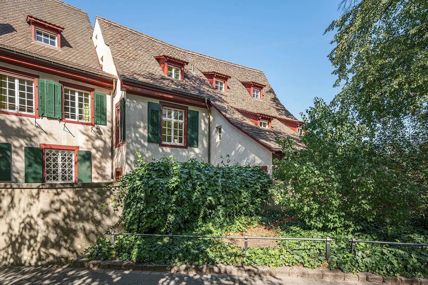 Un morceau de l'histoire de la vieille ville de Bâle - à la place Leonhardskirch - Photo 13 sur 13
