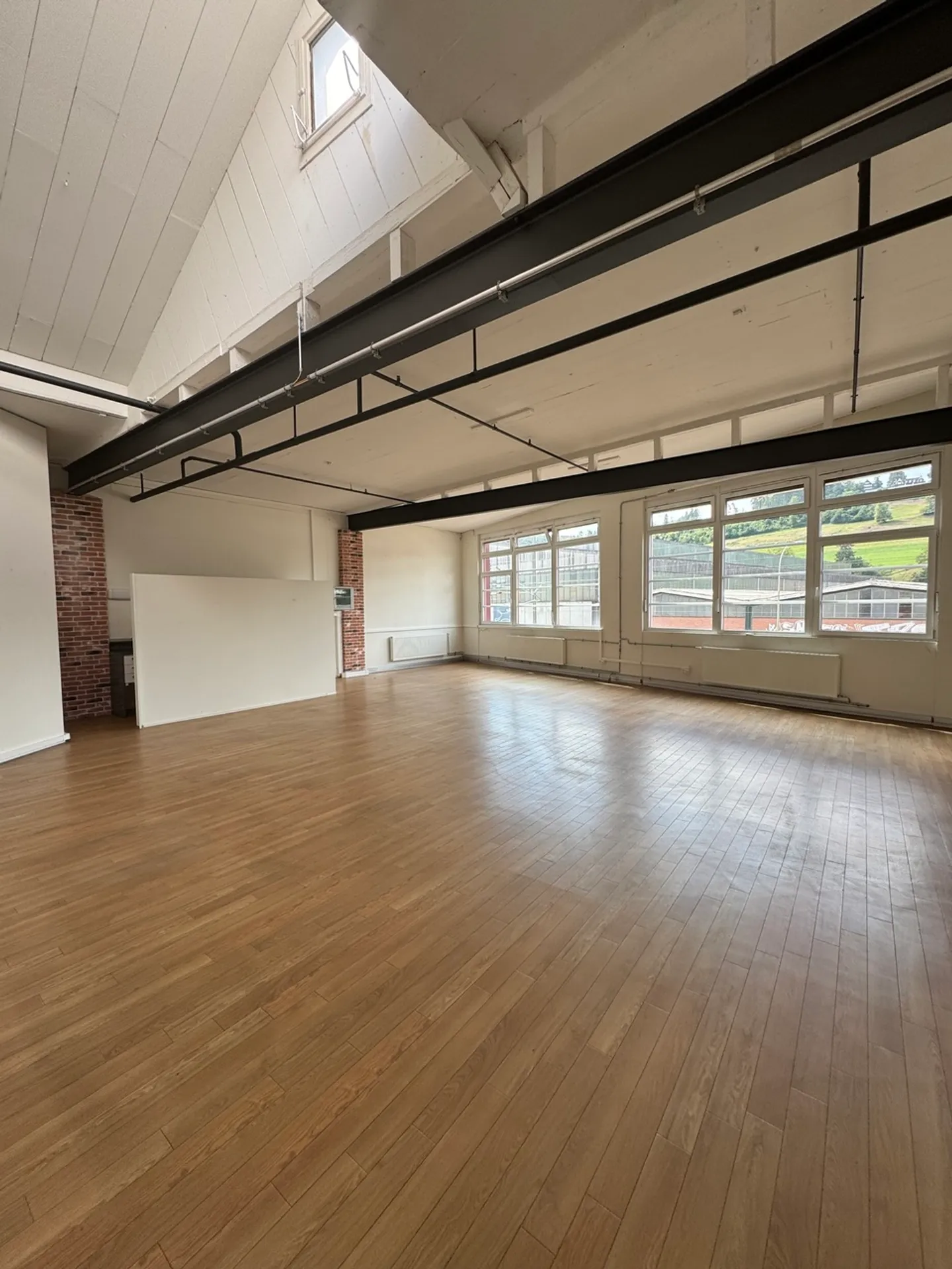 Bureau ou espaces commerciaux LOFT lumineux et spacieux - Photo 1 sur 6