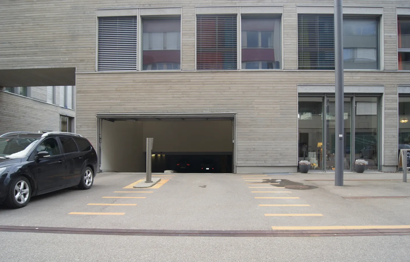 Do you still need a motorcycle parking space in Neuhegi? - Photo 2 of 2