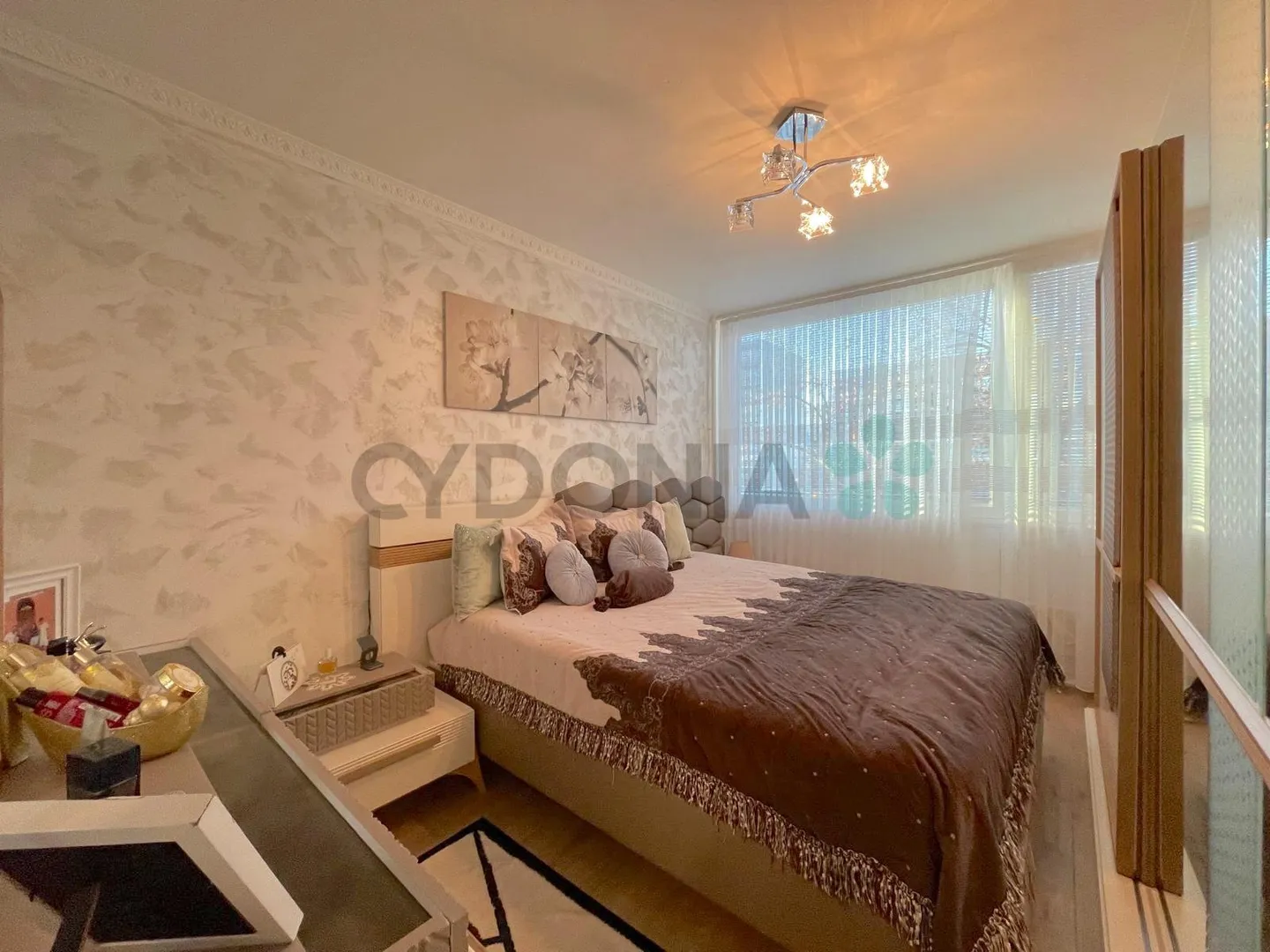 MAGNIFICENT RENOVATED 4.5-ROOM APARTMENT LOCATED IN MEYRIN - Photo 5 of 9