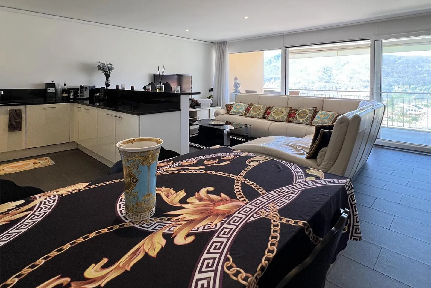 MODERN UND GERÄUMIG 3.5 ZIMMER MIT POOL IN CADRO - Foto 3 von 10