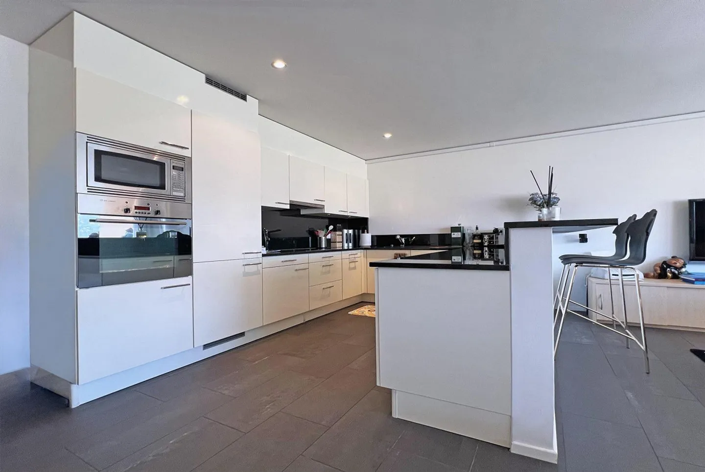 MODERN UND GERÄUMIG 3.5 ZIMMER MIT POOL IN CADRO - Foto 4 von 10