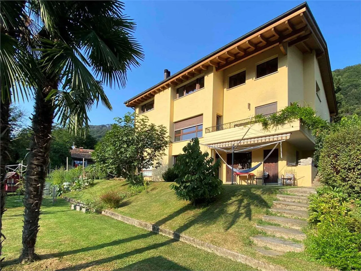 Grande maison soignée, spacieuse, immergée dans la verdure ! - Photo 1 sur 13
