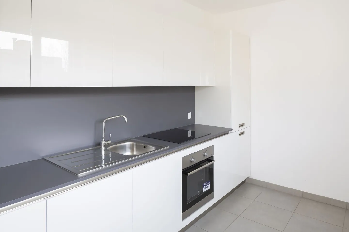 Affittiamo un grande appartamento di 5,5 stanze nel quartiere Sagittario - Foto 3 di 16