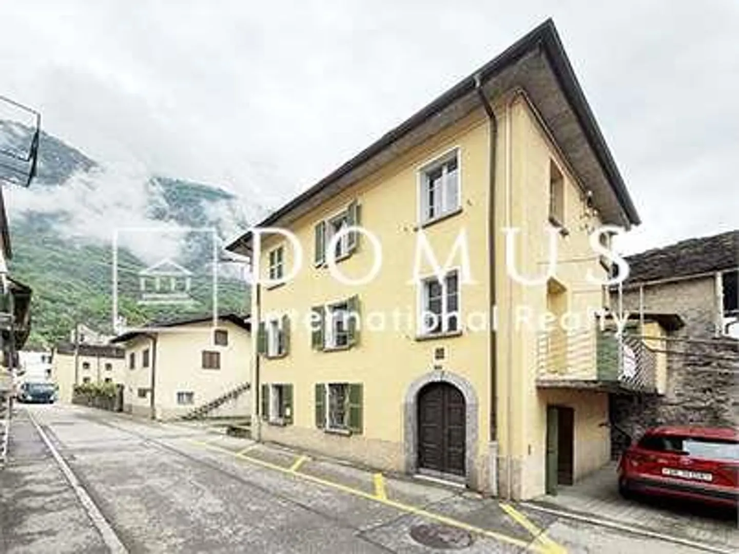 Maison unifamiliale, grand potentiel, 2 places de parking, à rénover - Photo 1 sur 12