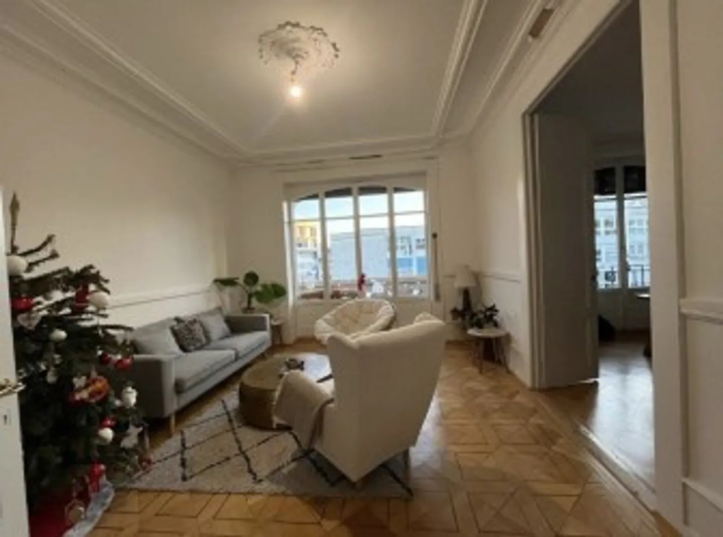 Wir bieten Ihnen eine wunderschöne 6-Zimmer-Wohnung im 4. Stock an - Foto 3 von 8