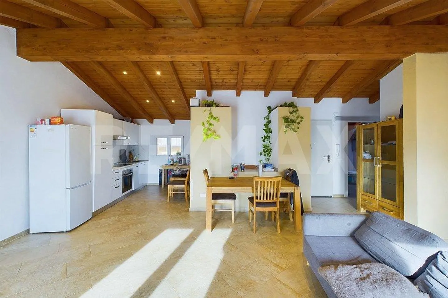 Nouvelle maison principale avec trois appartements. Bon investissement! - Photo 5 sur 13