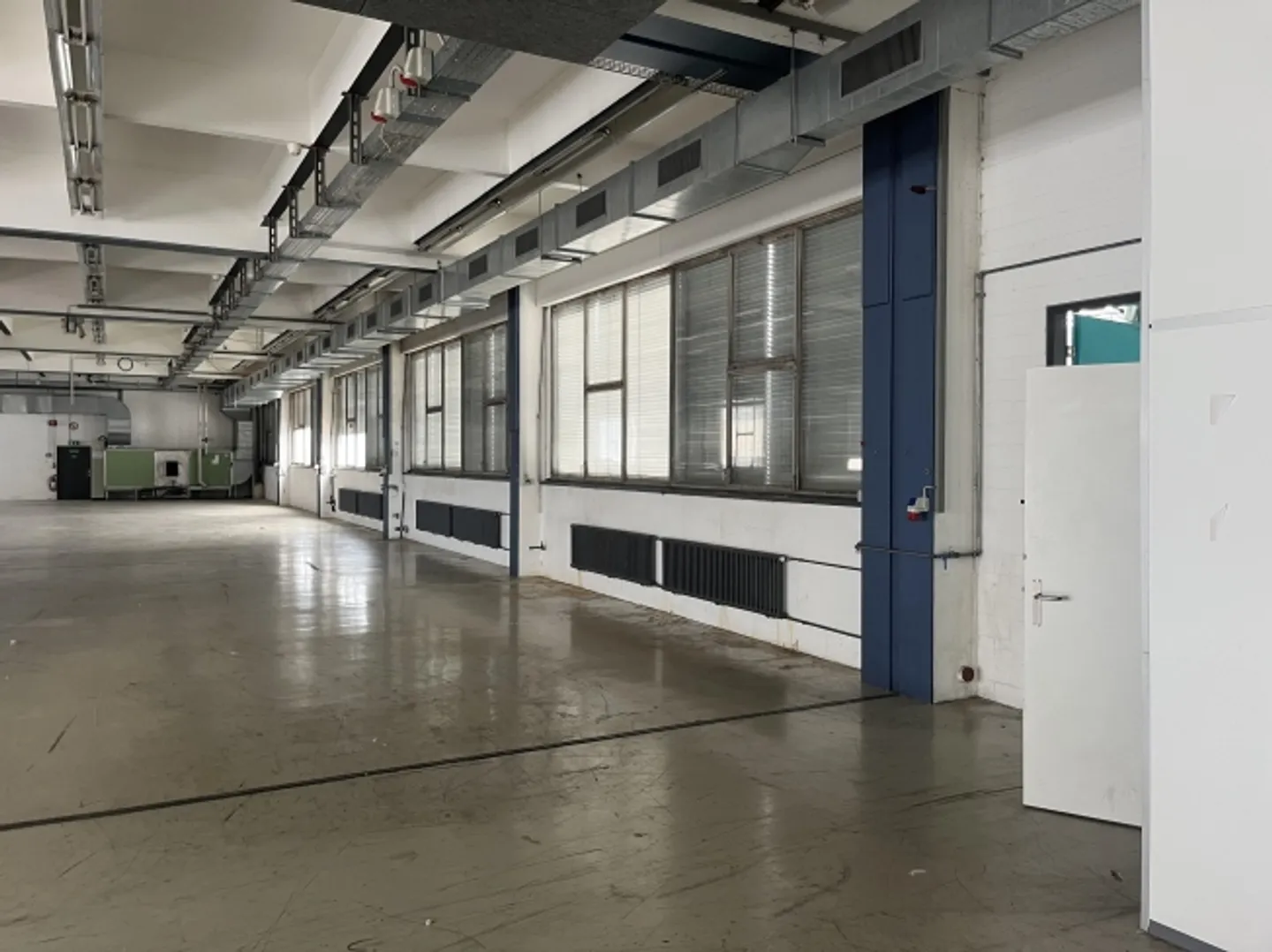 Espace industriel lumineux avec accès camion et élévateur à marchandises - Photo 1 sur 10