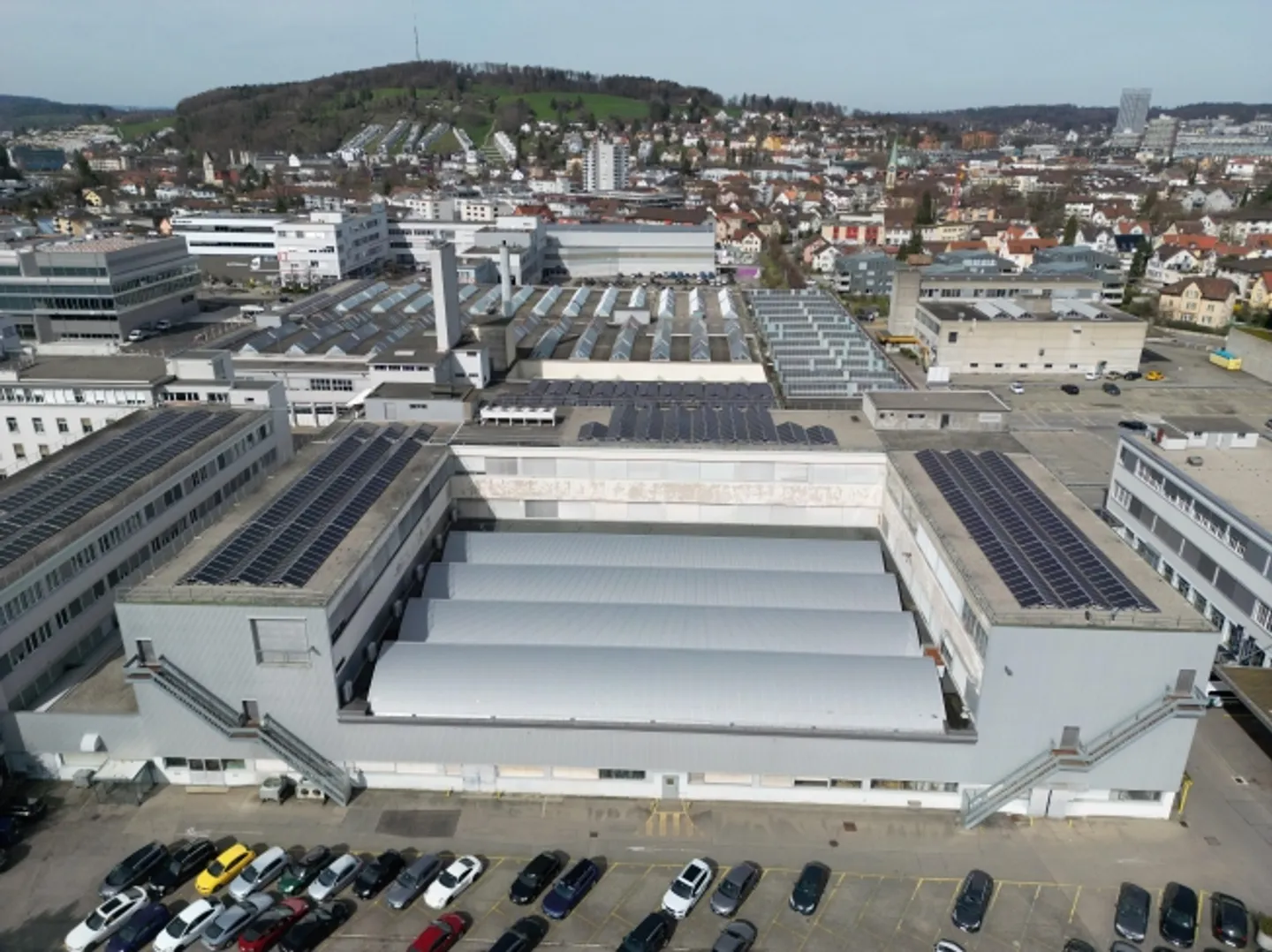 Espace industriel lumineux avec accès camion et élévateur à marchandises - Photo 4 sur 10
