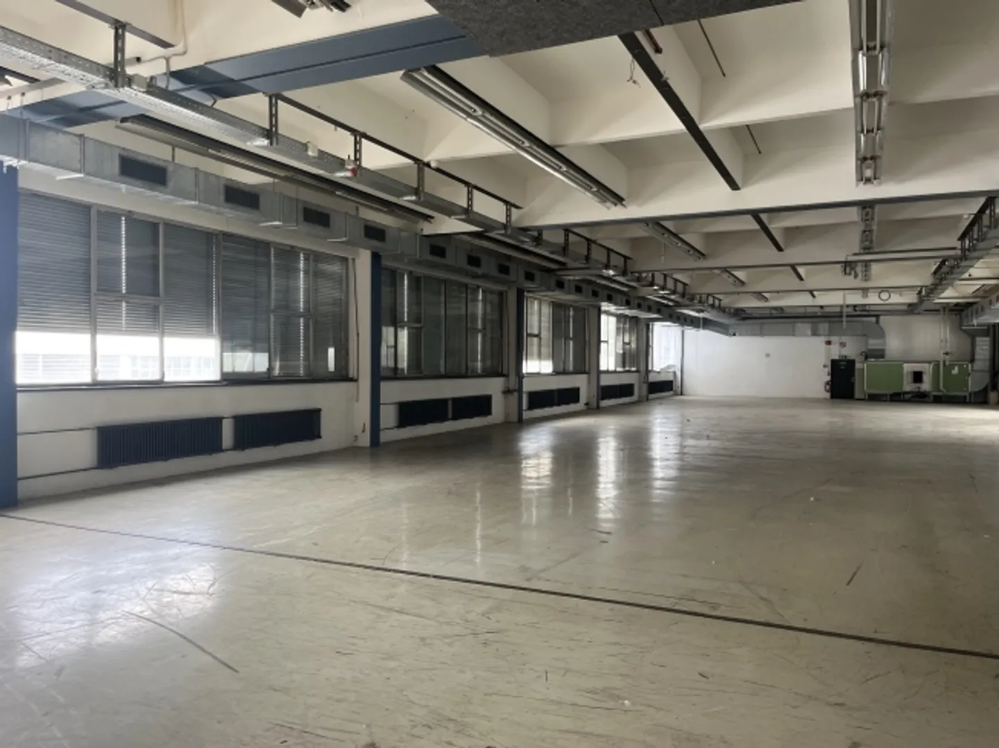 Espace industriel lumineux avec accès camion et élévateur à marchandises - Photo 5 sur 10