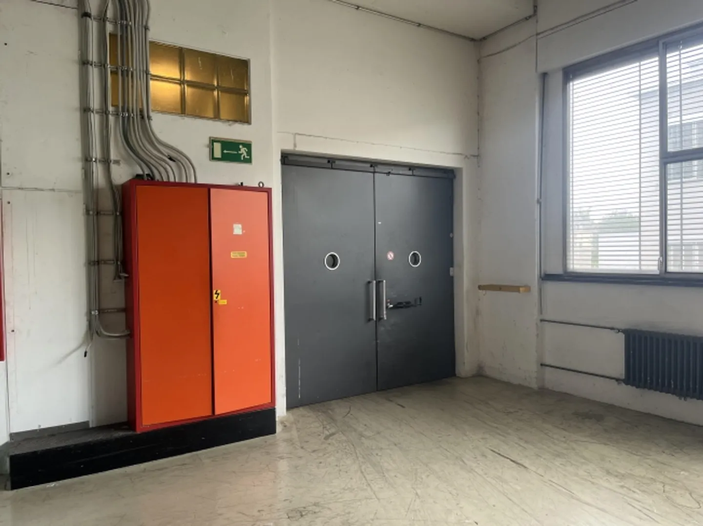 Espace industriel lumineux avec accès camion et élévateur à marchandises - Photo 6 sur 10