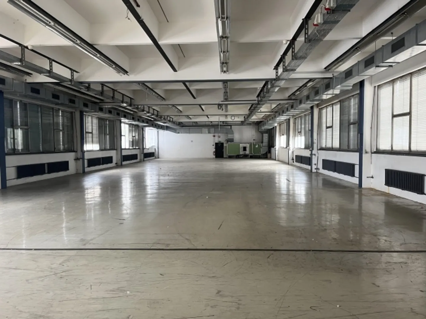 Espace industriel lumineux avec accès camion et élévateur à marchandises - Photo 3 sur 10