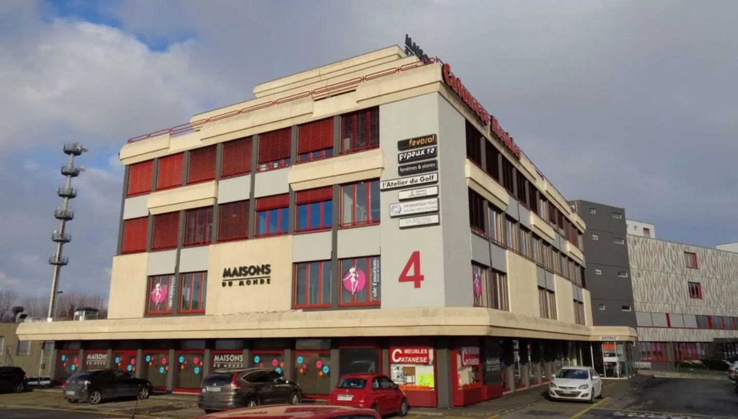 Ufficio di 86 m2 situato in un centro amministrativo ad alto traffico, Crissier - Foto 1 di 3