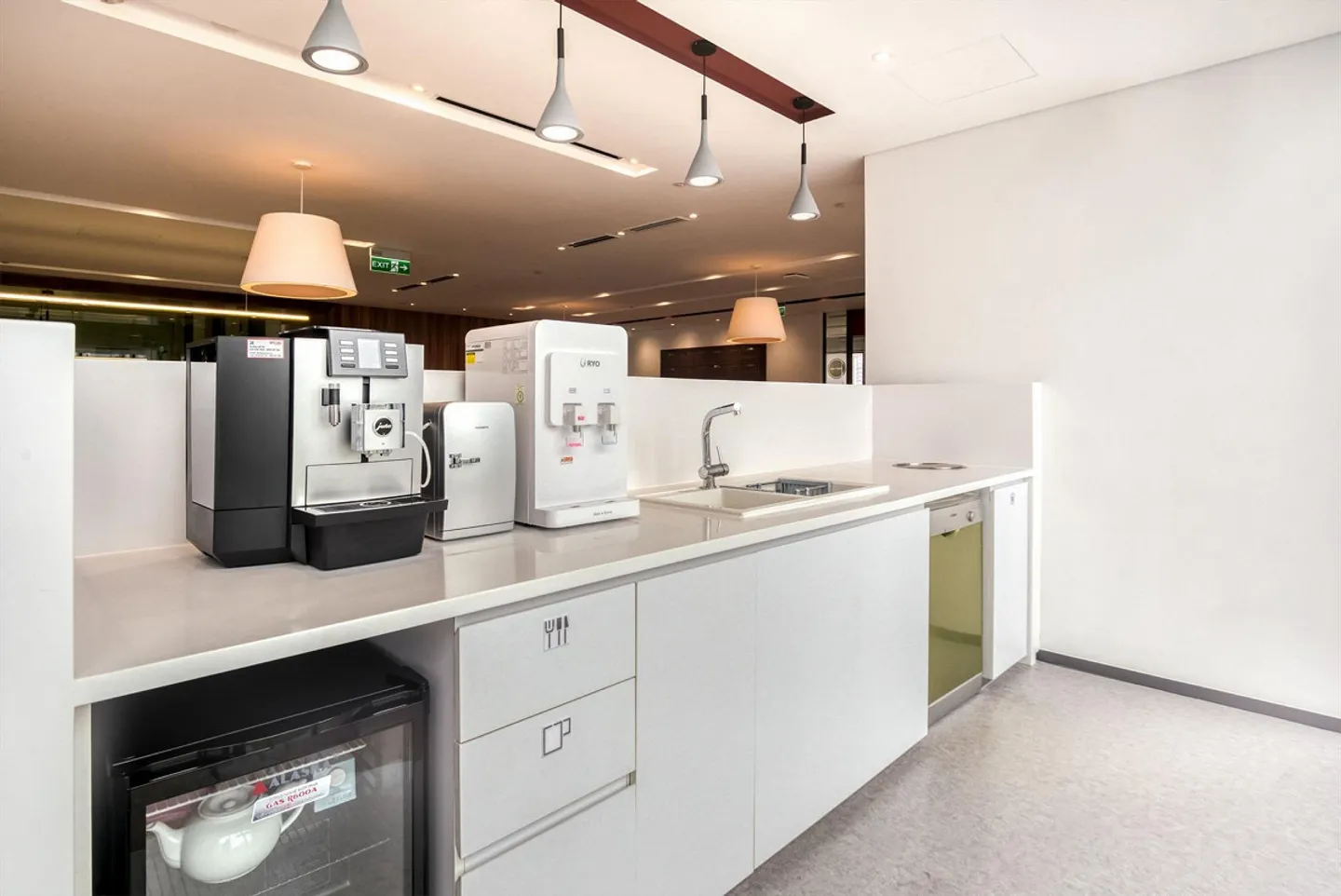 Private office space for 3 people in Regus Spoom Kriens - Photo 9 of 10