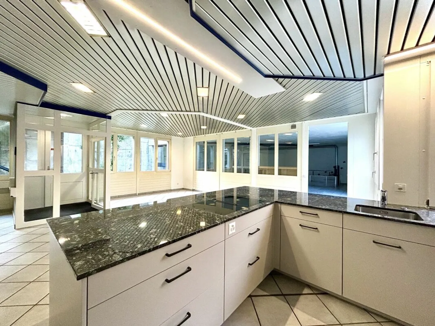 Edificio residenziale e commerciale nel seminterrato con potenziale d'uso versatile copia - Foto 2 di 17