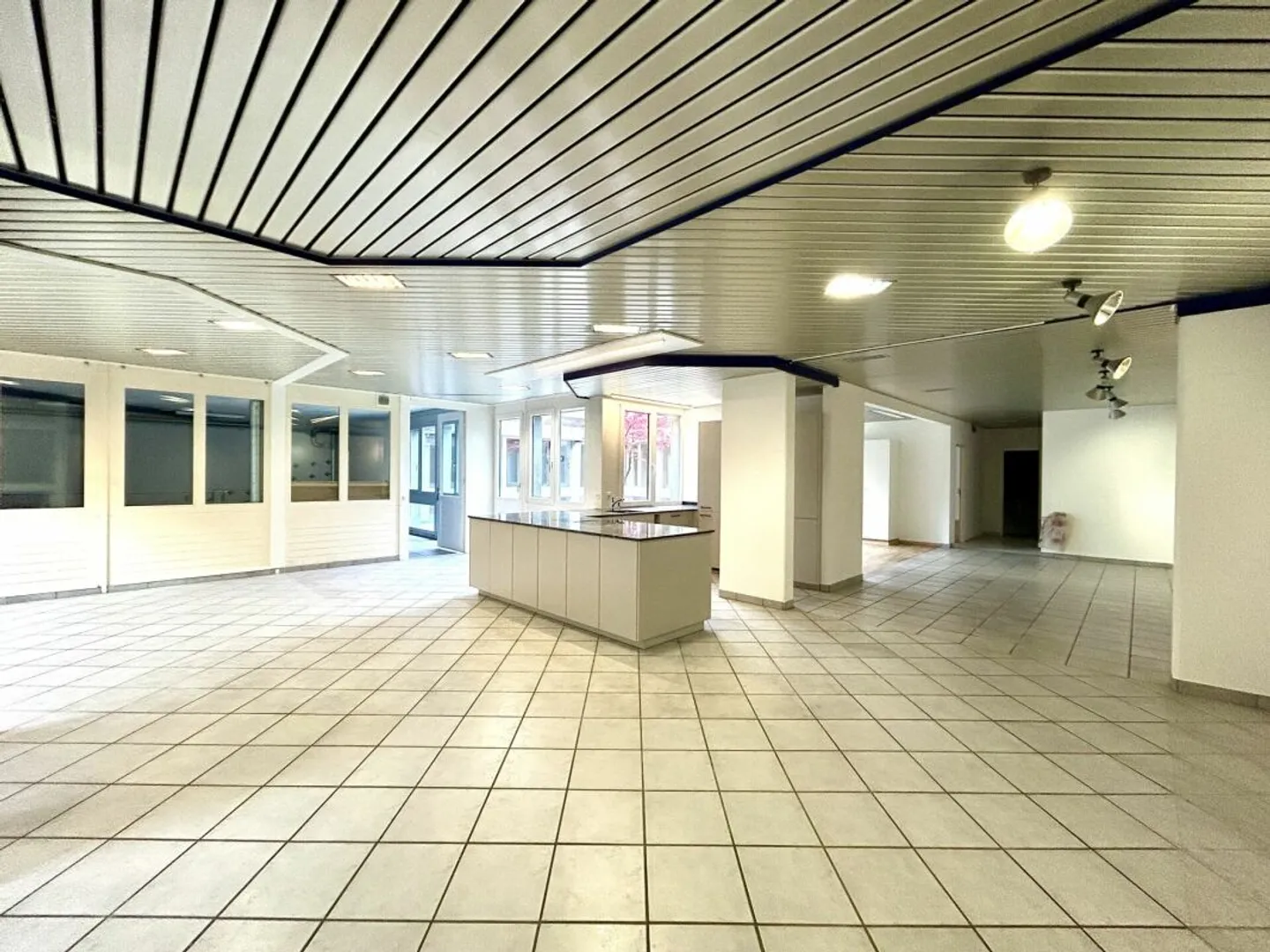 Edificio residenziale e commerciale nel seminterrato con potenziale d'uso versatile copia - Foto 1 di 17